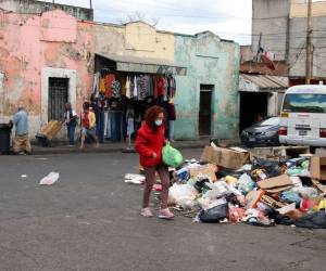 Calles y mercados del Distrito Central muestran un panorama de contaminación y riesgo sanitario debido a la acumulación constante de desechos sólidos.