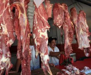 La libra de carne de res sube de 84 a 86 lempiras en la Feria del Agricultor, afectando el presupuesto de las familias capitalinas.