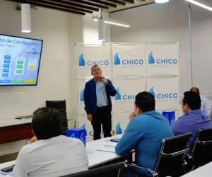 El alcalde Juan Diego Zelaya y directivos la Cámara Hondureña de la Industria de la Construcción dialogaron sobre la creación de un sistema digital que agilice la expedición de permisos en la capital.