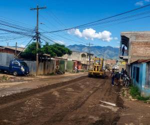 La maquinaria municipal comenzó trabajos de mantenimiento en la calle de tierra que conecta la colonia Australia con Unidad y Fuerza, luego de las protestas de transportistas que exigen mejores condiciones viales.