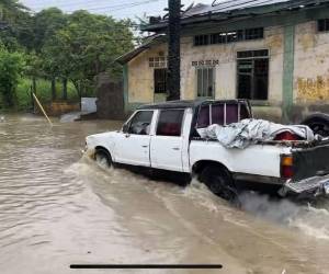 Inundaciones, árboles caídos y calles anegadas son parte de los daños que han dejado las intensas lluvias registradas, en las últimas horas, en la zona norte de Honduras.