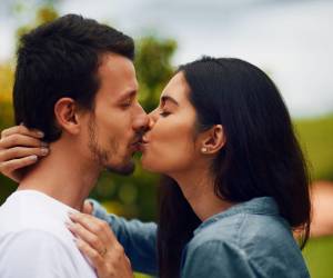Diversos estudios han demostrado que besar no solo fortalece los vínculos emocionales, sino que también puede tener efectos positivos en la salud física y mental.