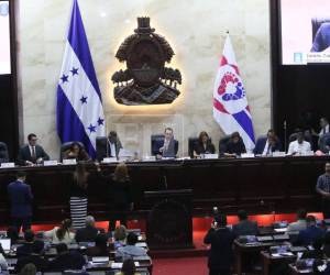 Los congresistas cuestionaron que gestiones pasadas recurrieran a la contratación directa de energía a base de diésel.