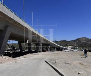 Personal de la Alcaldía Municipal del Distrito Central avanza en la pavimentación de las vías adyacentes al Puente Papa Francisco, mientras la obra principal continúa sin fecha oficial de apertura. Primero estaría completa para mayo de 2025, luego enero 2026, pero a la fecha sigue en obra.