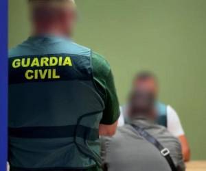 Un operativo de la Guardia Civil en Alicante permitió localizar y arrestar a un prófugo internacional condenado por estafa y blanqueo en su país.