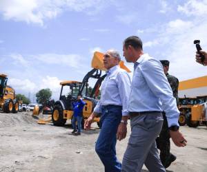 El presidente Nasry Asfura, supervisó la maquinaria que llegó al país y que será entregada a las 298 alcaldías para realizar proyectos en beneficio de las comunidades.