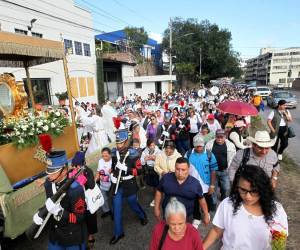 Decenas de fieles católicos acompañaron a la Virgen de Suyapa en la peregrinación que inició la mañana de este sábado en la capital hondureña. Aquí las imágenes.