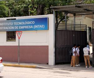 Varios centros educativos advierten que podrían no participar en los desfiles patrios debido a restricciones sobre música, vestuario y participantes.