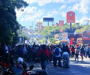 Simpatizantes de Libre intensificaron las protestas en la capital con tomas, quemas de llantas y bloqueos viales para exigir el reconteo de votos de la elección municipal.