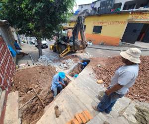 Las acciones incluyen desobstrucción de redes, reparación de tuberías y colocación de tapaderas, como parte del mantenimiento preventivo en la capital.