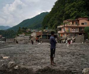 La riada sepultó partes enteras de este pueblo del centro de Nepal bajo varios metros de barro, piedras y escombros, en Devighat ahora se camina sobre ellos donde antes había calles y, en algunos tramos, los tejados de las casas quedan prácticamente a la altura de los pies.