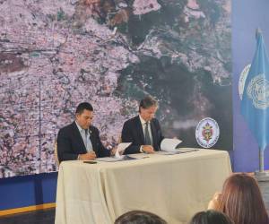 El alcalde del municipio del Distrito Central, Juan Diego Zelaya y el Representante Residente del PNUD en Honduras, Alessandro Fracassetti, al momento de firmar el convenio de cooperación.