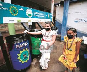 Los alumnos ya comienzan a reciclar en los depósitos que instaló la campaña Escuelas Amigables con el Ambiente.