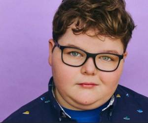 Jake Connelly es la nueva sensación infantil de Stranger Things. En la quinta temporada de la serie de Netflix, personifica con carisma y naturalidad a Derek Turnbow.