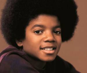 Jackson comenzó a cantar con sus hermanos en The Jackson 5 cuando solo tenía nueve años.