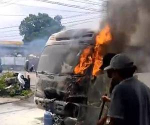 Momentos de pánico se vivieron este jueves en el barrio Barandillas de San Pedro Sula cuando un motociclista se prendió en llamas al quedar en medio de la explosión de su motocicleta tras colisionar con un bus. Aquí las imágenes del fuego que arrasó con ambos vehículo y dejó en condición delicada al motociclista.