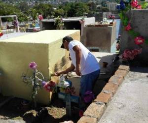 Con flores, fe y agradecimiento capitalinos limpiaron y conmemoraron la memoria de sus seres queridos en año nuevo 2026.