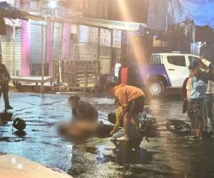 Erick Daniel Bonilla Pérez sucumbió en el pavimento, bajo una pertinaz lluvia, en el punto en el que convergen la primera calle y la cuarta avenida de Comayagüela.