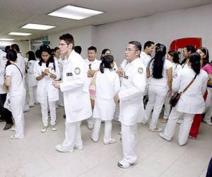 El Colegio Médico de Honduras (CMH) convocó a una asamblea extraordinaria nacional para discutir salarios atrasados, despidos y otras demandas del gremio.