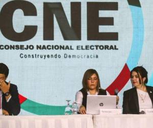 Amenazas y presiones políticas rodean al CNE mientras se exige cumplir la declaratoria electoral. Juristas advierten que frenar la declaratoria sería un delito constitucional.