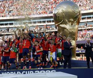 España se convirtió en el primer país de la historia en ostentar de forma simultánea los títulos mundiales de fútbol masculino y femenino tras conquistar el Mundial 2026.