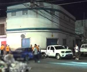 Según los lesionados, el turismo azul presuntamente no hizo el alto e impactó la paila en la que viajaban cinco personas.