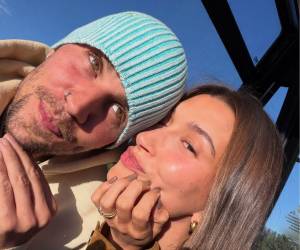 Justin Bieber y Hailey Bieber cumplieron ocho años de casados este sábado, y el cantante lo hizo público en Instagram con un carrusel de imágenes tomadas durante una salida informal a un bar, donde ambos se midieron en una partida de billar.