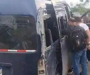Otros conductores y personas del lugar auxiliaron a las víctimas, mientras llegaban los cuerpos de socorro.