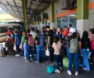 Decenas de personas comenzaron a llenar la Gran Central Metropolitana para iniciar sus vacaciones por el Feriado Morazánico. Aquí las imágenes.