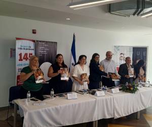 Las viceministras de Derechos Humanos, Kathia Crivelli y Andrea Valeska Reyes; la ministra de la Senaf, Ada María Mejía Signorelli; la secretaria ejecutiva de la CICESCT, Sua Martínez, Lucas Valderas de Abogados Sin Fronteras Canadá y representantes del Ministerio Público, participaron en el lanzamiento de la guía.