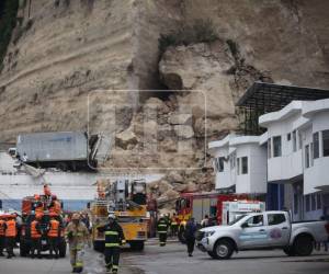 Desde hace poco más de tres horas, elementos del Cuerpo de Bomberos, las Fuerzas Armadas y de la Policía Nacional se encuentran realizando labores de rescate para salvaguardar la vida de los empleados de las bodegas que tomaron fuego esta mañana. Aquí las fotos.