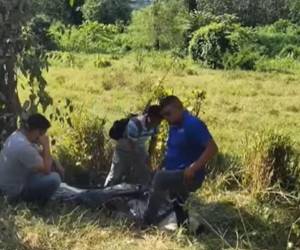 Parientes de la víctima llegaron hasta el lugar del accidente e identificaron a su familiar.