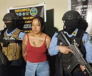 Agentes de la Dipampco capturaron a Alma Elizabeth Castillo Bonilla, presunta integrante de la Mara Salvatrucha (MS-13) con drogas, dinero y celulares en el barrio El Calvario de Ojojona, Francisco Morazán.