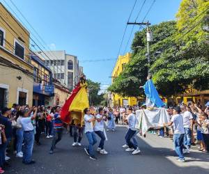 Cuetes, palmas y baile marcaron este domingo el inicio de las tradicionales Carreritas de San Juan en la sexta calle de Comayagüela, en el marco de la celebración del Domingo de Resurrección.