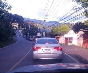 Con rutas colapsadas y transporte limitado, los pobladores se apoyan con traslados y denuncias ciudadanas para mantener la movilidad en medio del caos.