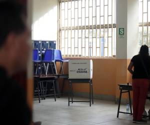 La falta de material electoral para desarrollar la votación de la segunda vuelta de las elecciones presidenciales de Perú vuelve a reportarse en algunas mesas al inicio de la jornada, mismo indiente presentado en la primera vuelta de las elecciones.