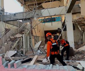 Los daños y las réplicas mantienen desplazadas a más de 150,000 personas en Flores, Indonesia, además de 87 fallecidos y 1,298 heridos.