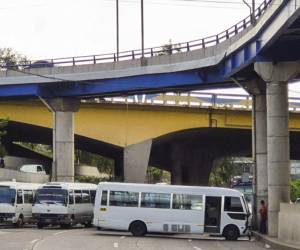 Ciudadanos denuncian asaltos nocturnos en el puente Las Brisas, cerca de Metromall, y piden operativos policiales para mejorar la seguridad.