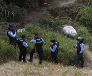 Elementos de la Policía Nacional, luego de más de 48 horas de búsqueda, dieron con el cuerpo del joven que se encontraba en un sendero que conduce a la colonia Altos del Trapiche de la capital.
