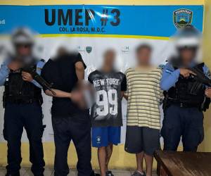 Los tres jóvenes al ser aprehendidos por elementos de la Policía Nacional (PN), asignados a la estación de la colonia La Rosa.