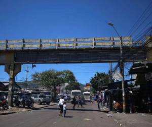 El puente peatonal del Zonal Belén, cerrado desde 2012 por invasión de vendedores, volverá a funcionar en aproximadamente un mes tras labores de mantenimiento.
