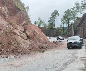 La salida al oriente de Tegucigalpa registró dos deslizamientos de tierra en los kilómetros 1 y 11, mientras los bomberos reportaron daños en una vivienda.
