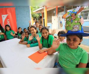 Con la colaboración de World Vision, la nueva generación de defensores ambientales del CEB Rafael Pineda Ponce expuso frente a toda la escuela.