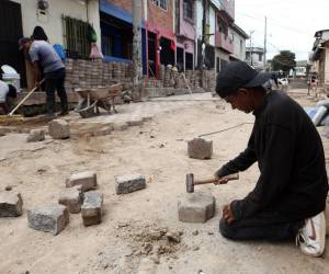 Al menos 20 personas trabajan en la obra de reparación y restauración de adoquinado