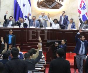 El Congreso aprobó las licencias de Cossette López y Ana Paola Hall y nombró sus sustitutos.