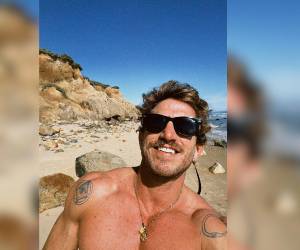 Tras el revuelo causado por unas fotografías donde se les ve caminando abrazados de forma muy afectuosa por la Gran Manzana, la prensa internacional ha puesto este apuesto joven. Aquí todos los detalles.