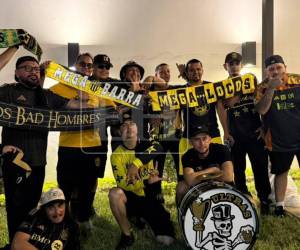 Aficionados del Real España le han dado un buen recibimiento a los visitantes de esta noche.