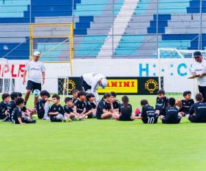 Los entrenadores de la cantera del Real Madrid disfrutan del entrenamiento en el estadio Morazán.