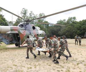 El rescate de la niña quedó registrado en un vídeo difundido por la Policía Armada de Nepal, que situó en casi 60 horas el tiempo transcurrido desde la riada hasta su localización.