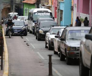 Tubos colocados para proteger la avenida Cervantes de vehículos han sido destruidos por conductores y robados en plena capital.